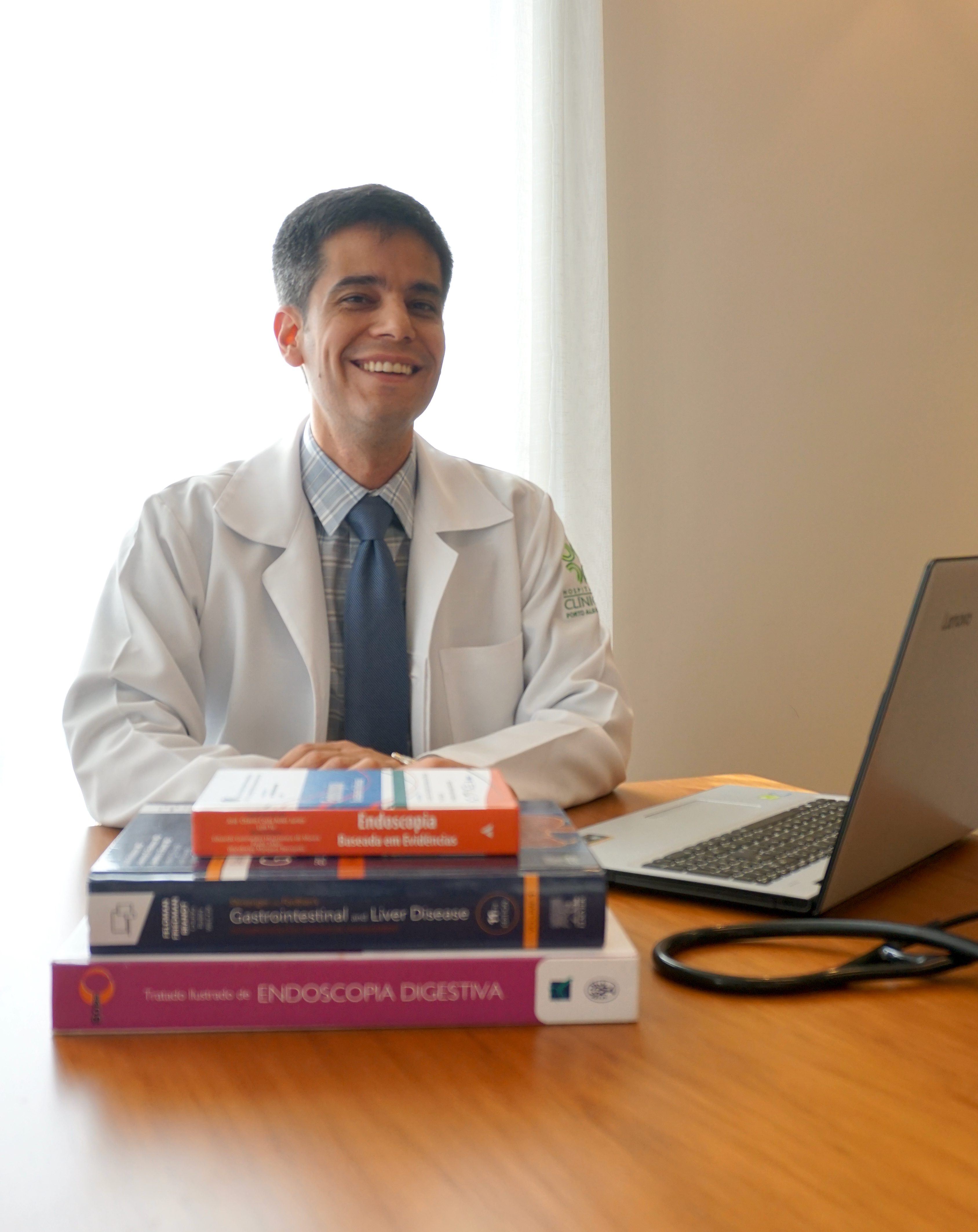 Dr. Rafael Picon com livros
